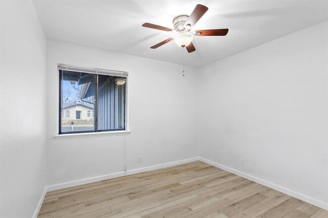 Building Photo - 1303 Barrington Dr