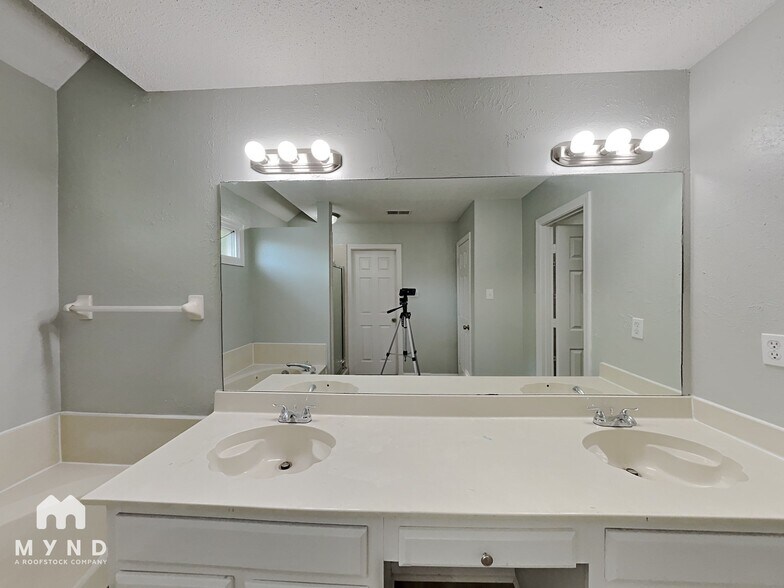 Building Photo - 8233 Trinity Rd