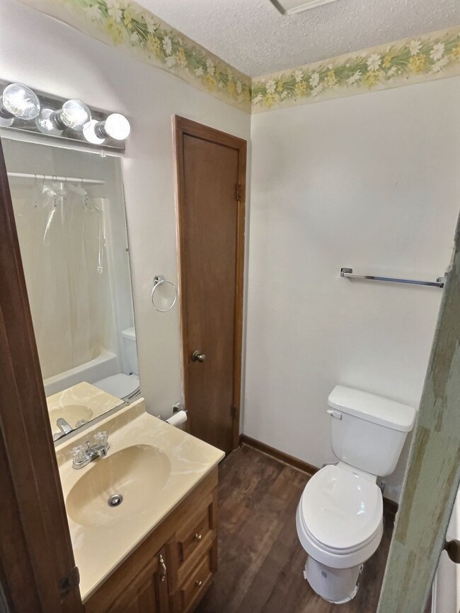 Building Photo - 1109 Hickory Dr