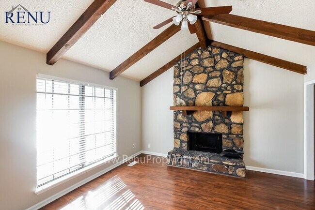 Building Photo - AVAILABLE NOW!!