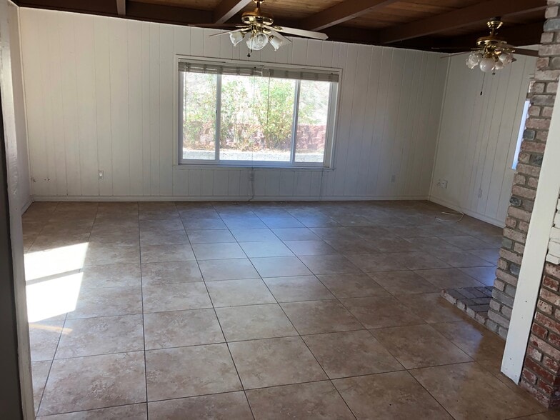 Living room - 7216 Keighley St