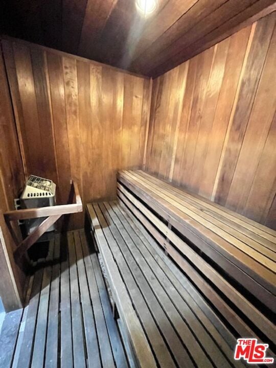 Building Photo - 906 N Doheny Dr