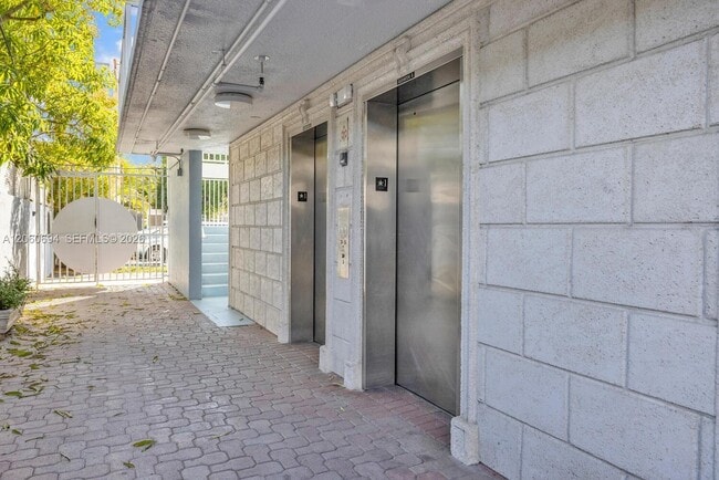 Building Photo - 2575 SW 27th Ave