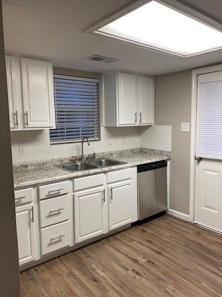 Building Photo - 404 S Texas Dr