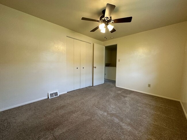 Building Photo - Wonderful Two Bedroom Townhouse in Perfect Plum Location! Private Patio, Garage & More! Call Today!