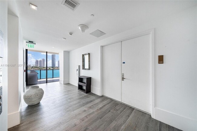 Building Photo - 5500 Island Estates Dr