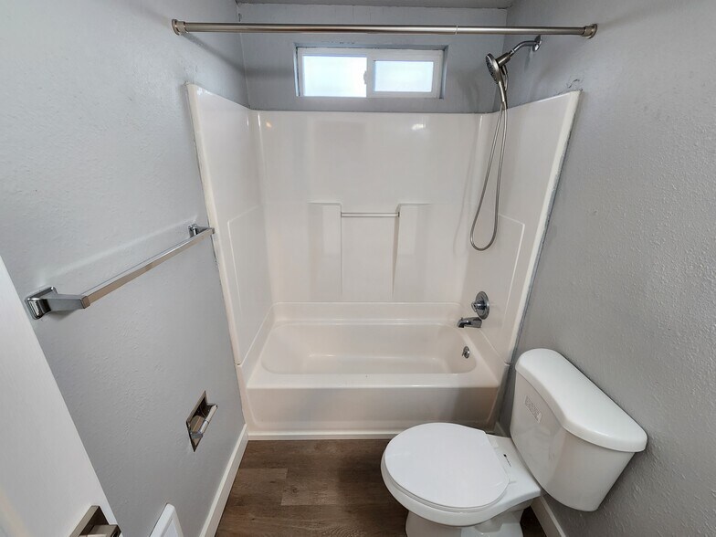 Building Photo - 819 E 2nd St