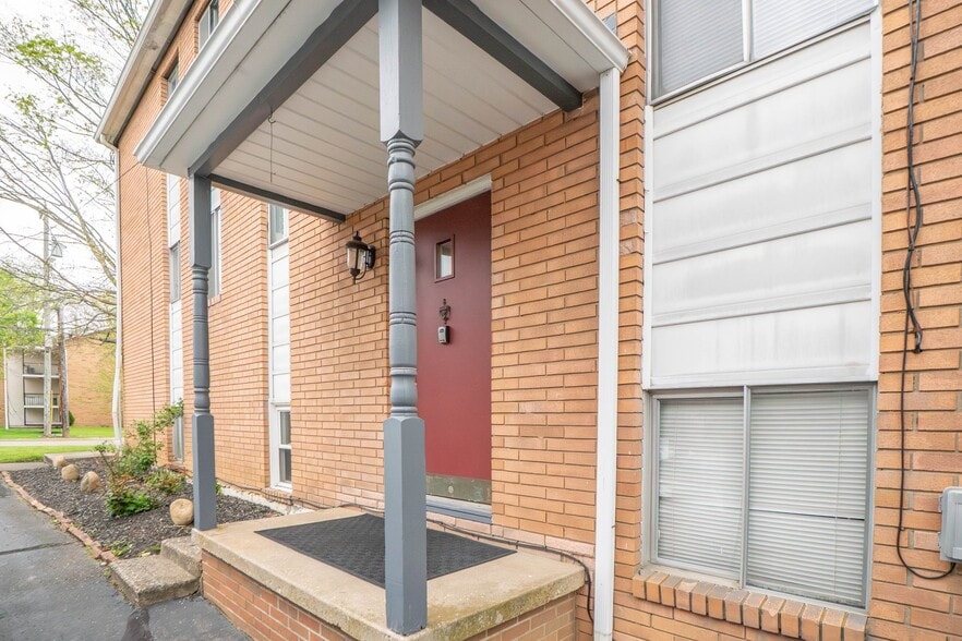 Building Photo - 1755 Cromwell Dr