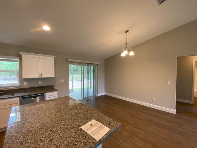 Building Photo - Custom Home - Desirable SE Ocala Neighborh...