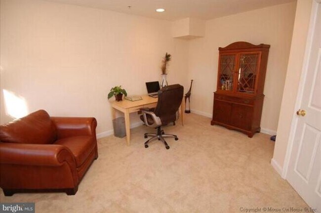 Bedroom/office - 650 9th St SW