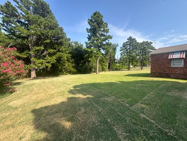 Building Photo - 16881 Beau-Kay Dr