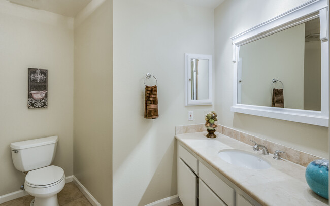 Building Photo - Beautiful Redondo Beach Townhouse