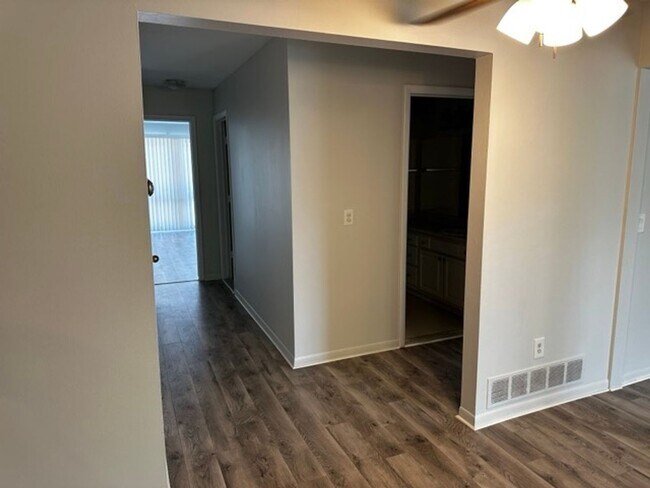 Building Photo - 3 Bedroom Condo in Southfield