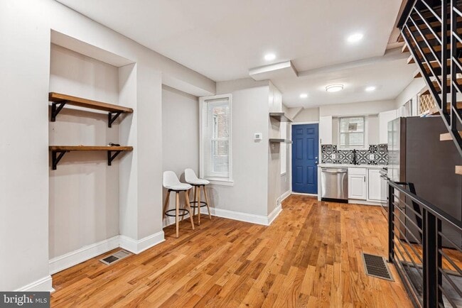 Primary Photo - 5210 Rodman St