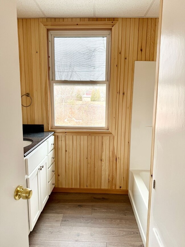 Building Photo - Well maintained inside and out