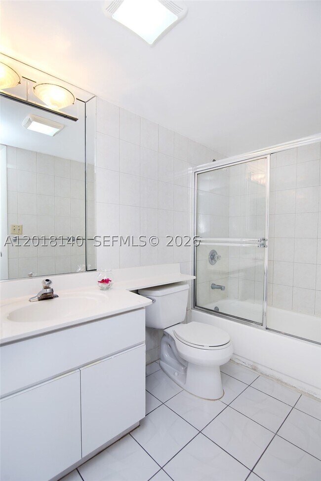 Building Photo - 2555 Collins Ave