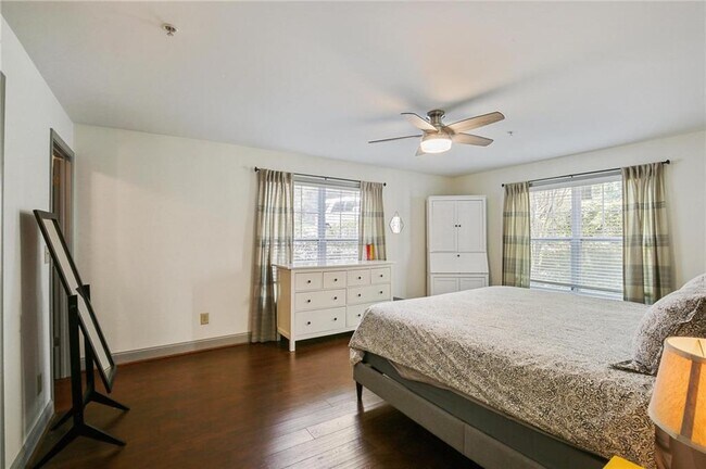 Building Photo - 1002 Madison Ln S E