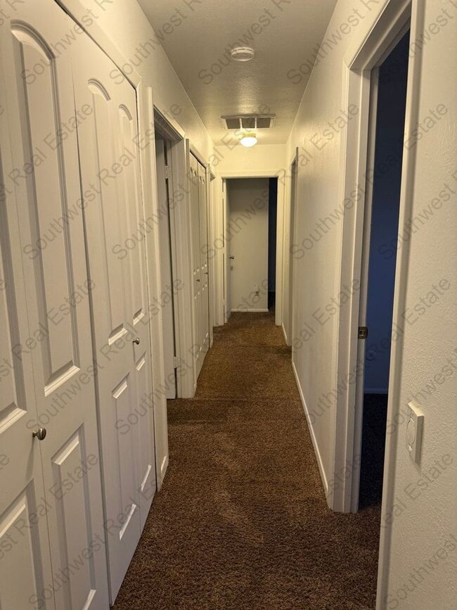 Building Photo - Spacious 4 bedroom 2 bath brick home