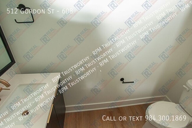 Building Photo - 512 Gordon St