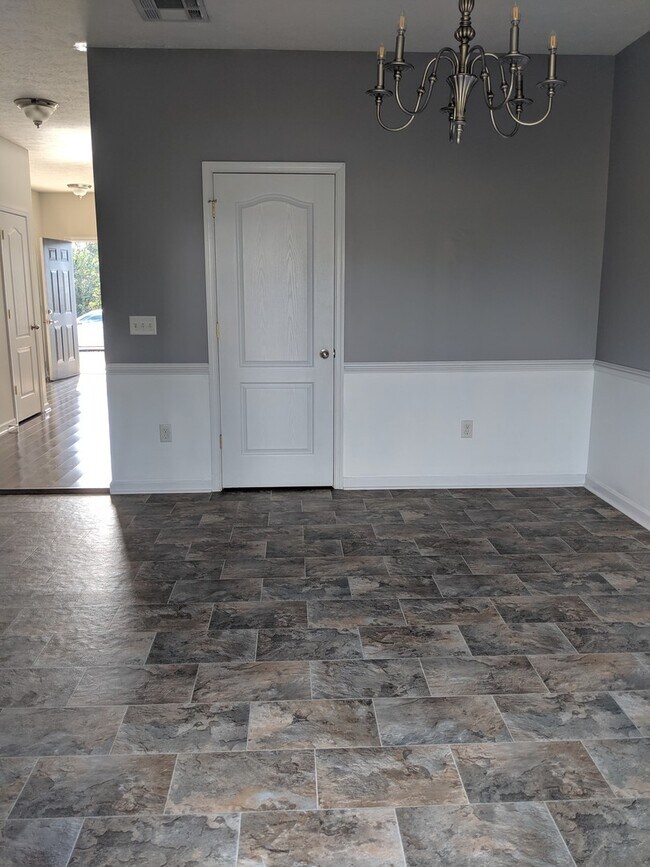 Building Photo - Luxury End-Unit Townhome in Cedar Point, North Harrisonburg!