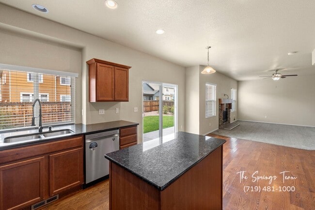 Building Photo - SPACIOUS SIX (6!!!) BD HOME IN LORSON RANC...