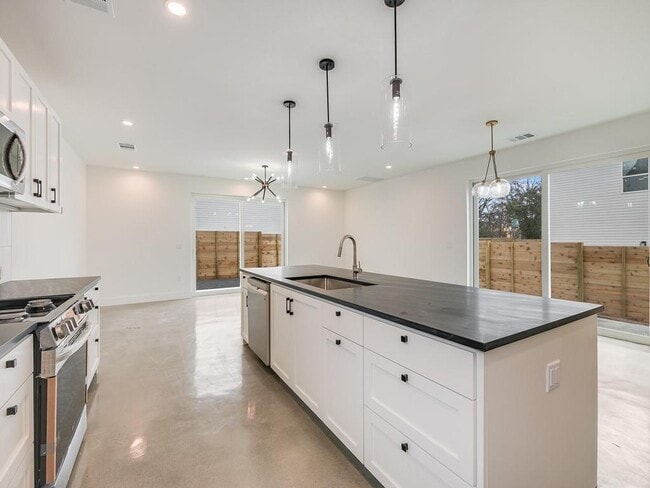 Building Photo - 7006 Bennett Ave