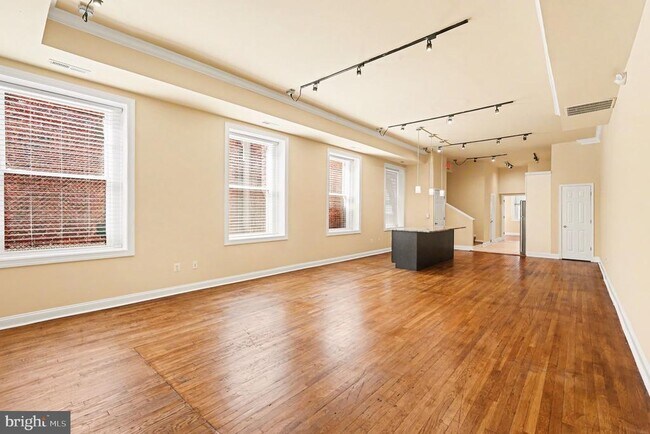 Building Photo - 338 N Charles St