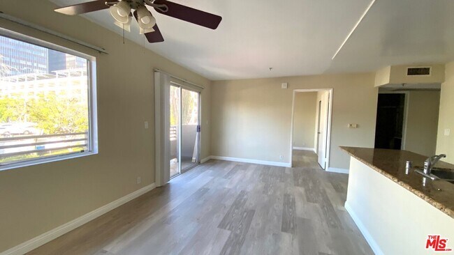 Building Photo - 701 S Kingsley Dr