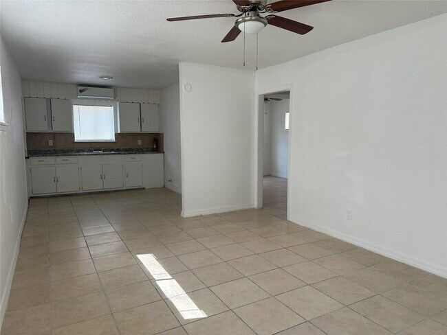 Building Photo - 3833 Mt Pleasant St
