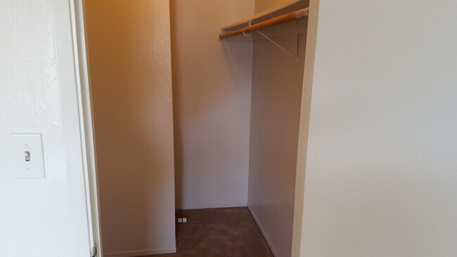 Building Photo - NEW LISTING - FRESH PAINT THROUGHOUT - 1 B...