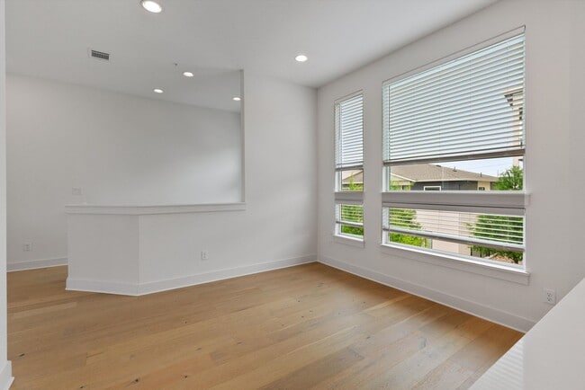 Building Photo - 2050 Lohmans Spur Rd