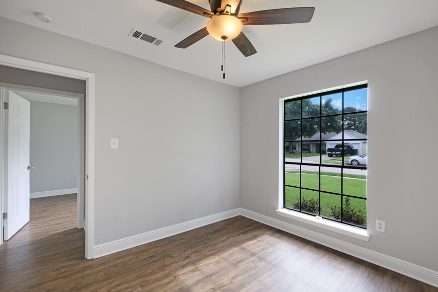 Bedroom 1 - 811 N Lake Verret Ct