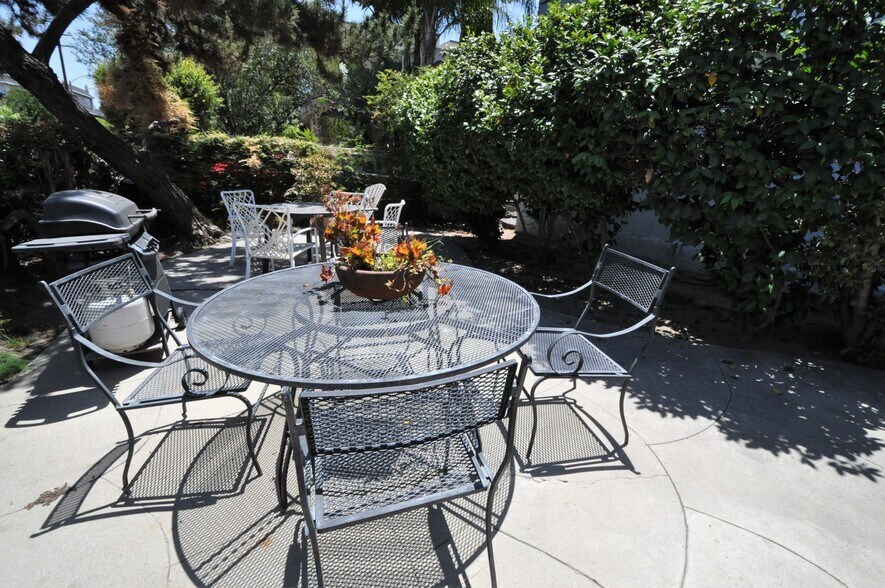 Building Photo - 10924 Camarillo St