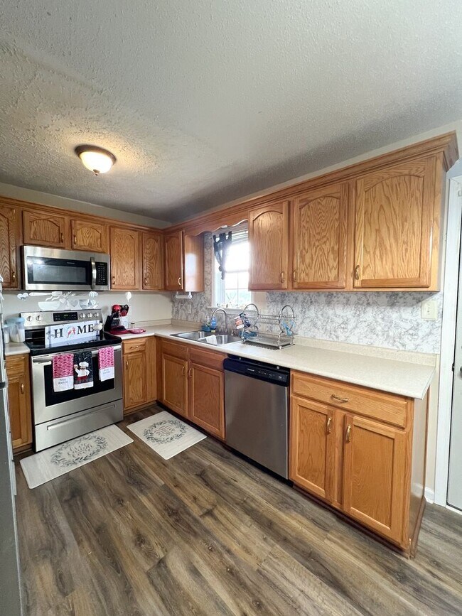 Building Photo - Single-Family Home in Oak Grove, KY--Large...