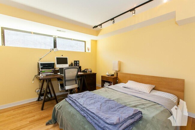 Building Photo - 5017 N Ravenswood Ave