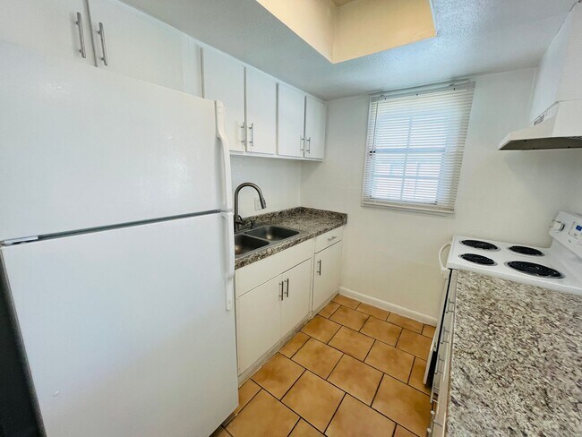 Building Photo - Modern 2BD/1.5BA Condo in Orlando – HOA Community with Lawn Care Included