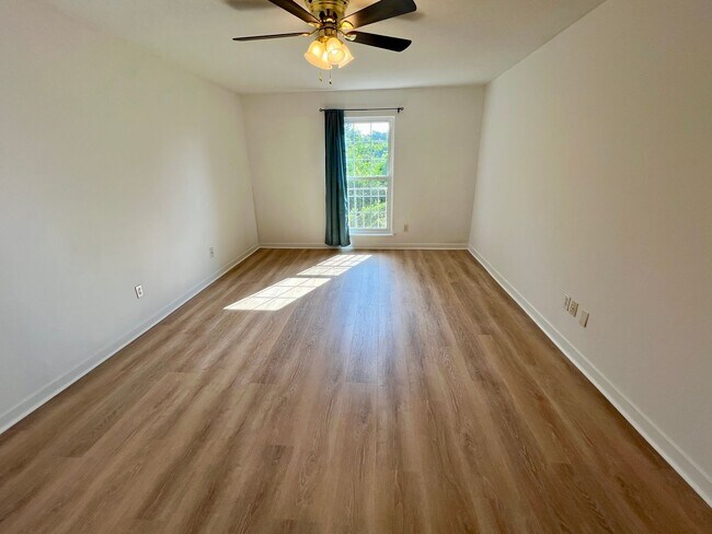 Building Photo - Spacious Forest Acres Condo!