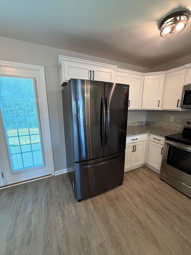 Building Photo - The Stowe Court Pet Friendly Condo for rent!