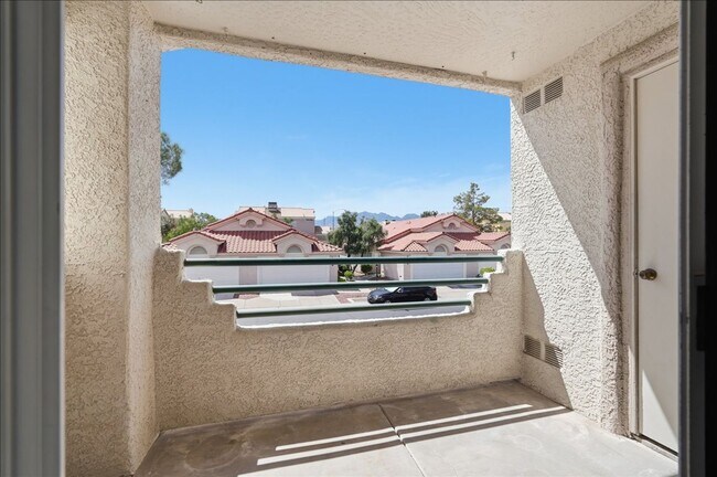 Building Photo - 2nd Level 2 bedroom, 2 bathroom condo outside of Summerlin