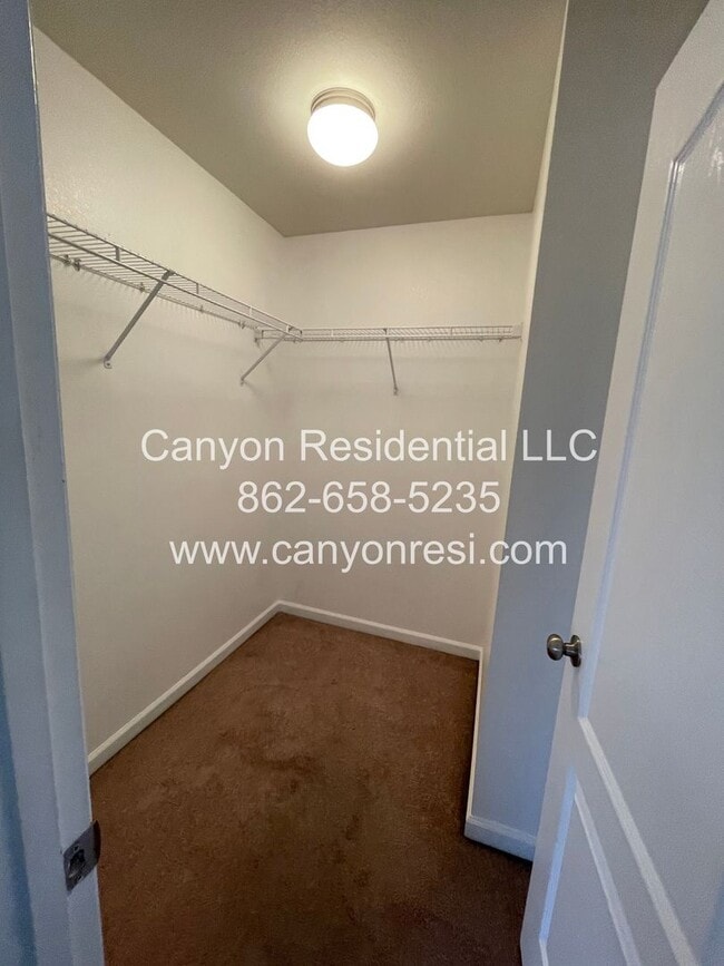 Building Photo - Great Location the spacious 3BR 3BA won't last long!