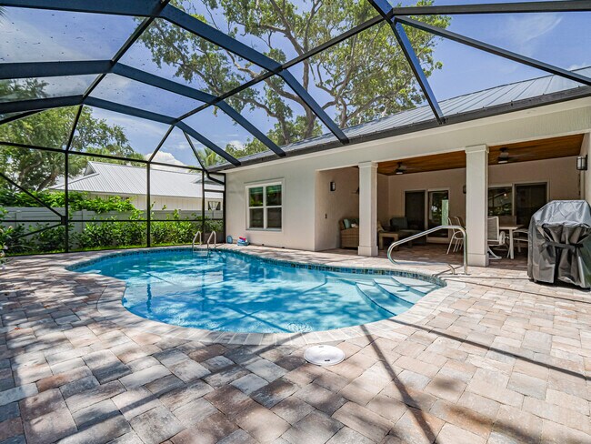Building Photo - 9340 Frangipani Dr