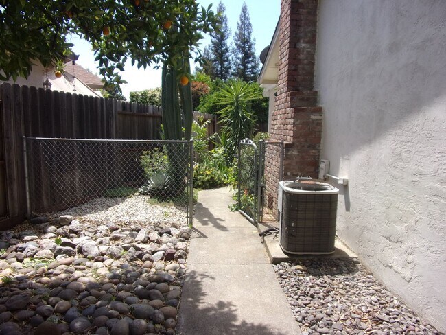 Building Photo - 718 Linwood St