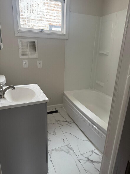 Building Photo - 909 West Ave