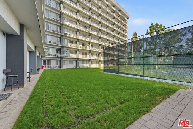 Building Photo - 100 S Doheny Dr
