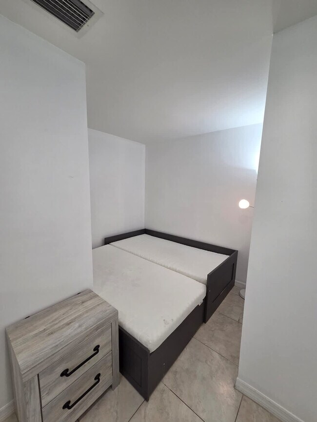 Building Photo - 806 NE 4th St