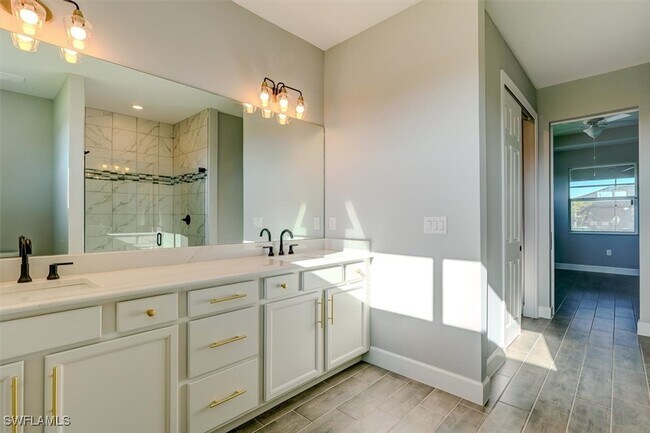 Building Photo - 428 SW 28th Pl
