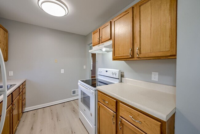 Building Photo - 2 Bedroom With Oversized Garage & Prime Location Near 90th & Blondo!!