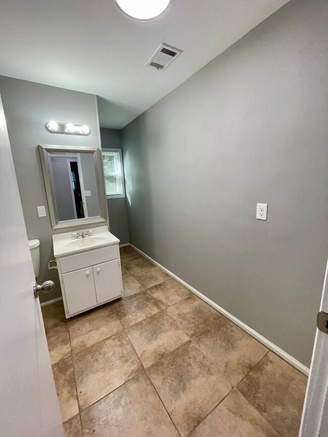 Building Photo - Beautifully remodeled home in Riverdale wi...