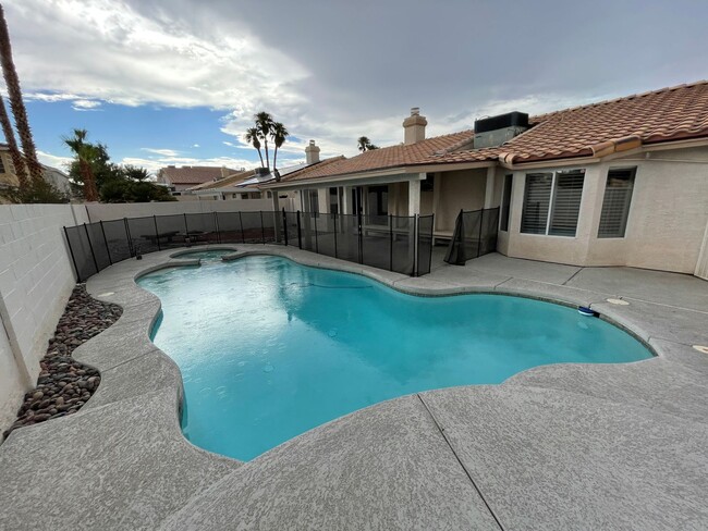 Building Photo - Single story with pool