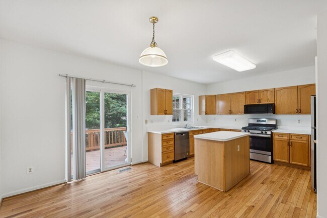 Building Photo - Great Location for schools, shopping and d...